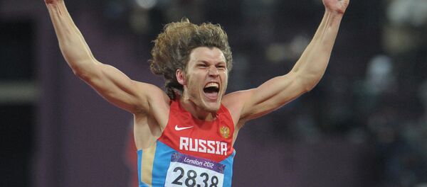 Россиянин Иван Ухов, выигравший золотую медаль, в финальных соревнованиях по прыжкам в высоту на XXX летних Олимпийских играх в Лондоне. - Sputnik Латвия