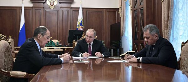 Президент РФ В. Путин встретился с главами МИД и Минобороны РФ С. Лавровым и C. Шойгу Президент РФ В. Путин встретился с главами МИД и Минобороны РФ С. Лавровым и C. Шойгу - Sputnik Latvija