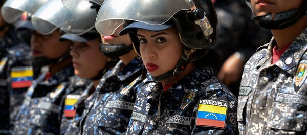 Полицейские во время акции протеста против президента Николаса Мадуро в в Каракасе, Венесуэла Полицейские во время акции протеста против президента Николаса Мадуро в в Каракасе, Венесуэла - Sputnik Latvija