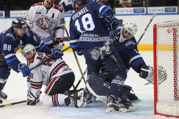 Минское Динамо одержало волевую победу над рижанами Минское Динамо одержало волевую победу над рижанами - Sputnik Латвия