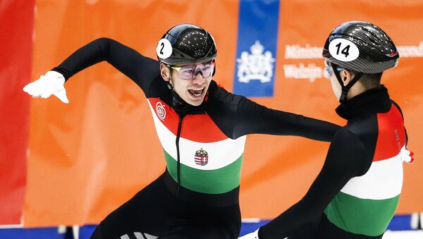Венгерский шорт-трекист Шаолинь Шандор Лю (справа) на чемпионате Европы по шорт-треку 2019 года в Дордрехте (Нидерланды) - Sputnik Латвия