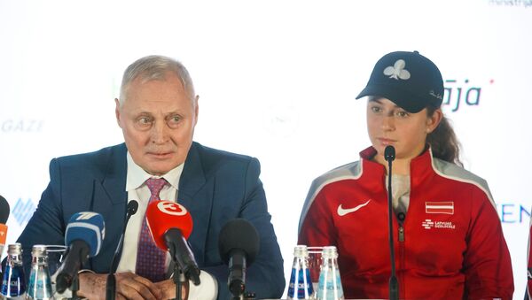 Президент Латвийского теннисного союза Юрис Савицкис и Алена Остапенко - Sputnik Латвия