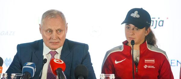 Президент Латвийского теннисного союза Юрис Савицкис и Алена Остапенко - Sputnik Латвия