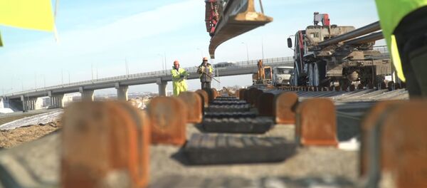 Как строят железную дорогу Крымского моста - видео - Sputnik Латвия
