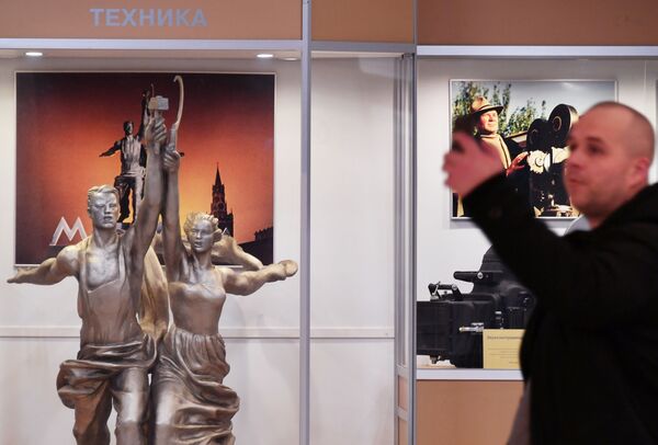 Мужчина фотографируется в главном павильоне Мосфильма - Sputnik Латвия