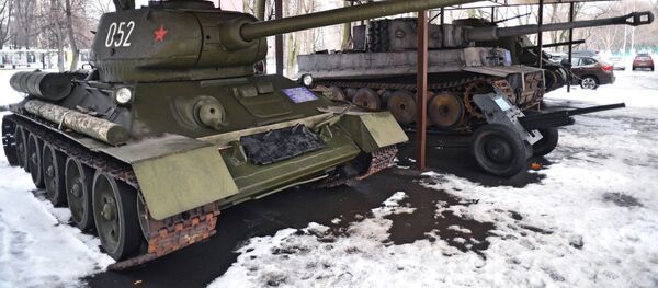 Экспозиция бронетехники на территории киноконцерна Мосфильм - Sputnik Latvija