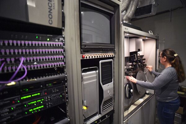 Сотрудница сканирует кинопленку в лаборатории киноконцерна Мосфильм - Sputnik Латвия