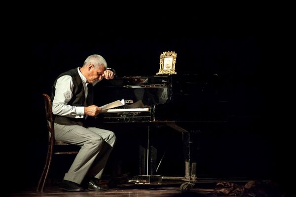 Москвичи везут в Ригу одесские анекдоты и любовный треугольник - Sputnik Латвия