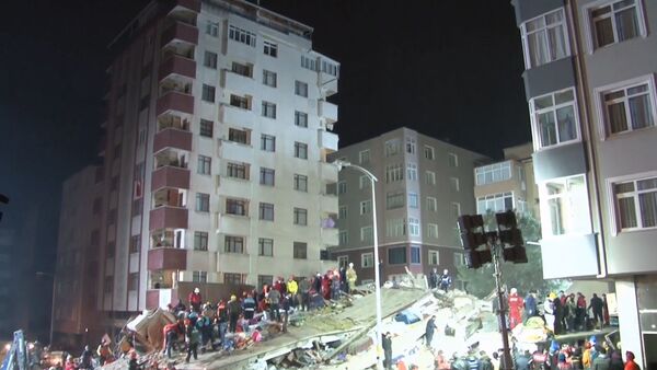Разбор завалов обрушившегося дома в Турции - видео - Sputnik Latvija