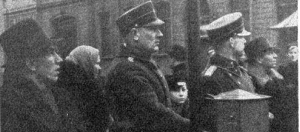 Полицейский управляет аппаратом светового регулирования движения - Sputnik Латвия