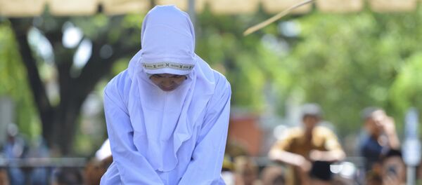 Мусульманка подвергается наказанию по закону шариата  - Sputnik Латвия