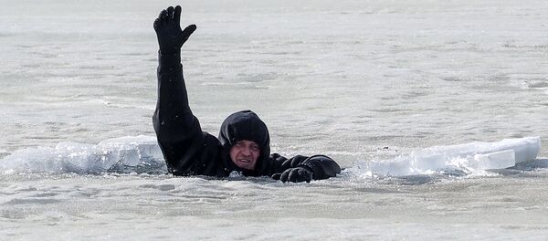 Мужчина в проруби - Sputnik Латвия