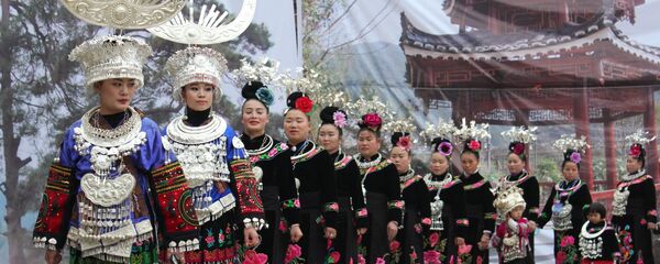 Женщины народа Мяо во время фестиваля  - Sputnik Латвия