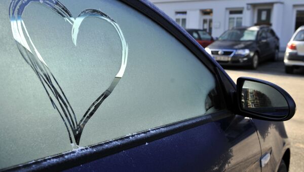 Нарисованное сердце на машине в Германии  - Sputnik Latvija