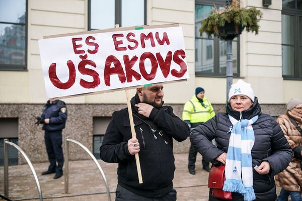 За Ушакова: Ратушная площадь пестрит плакатами в поддержку мэра За Ушакова: Ратушная площадь пестрит плакатами в поддержку мэра - Sputnik Латвия