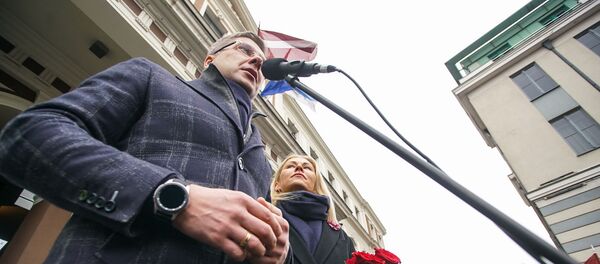 Мэр Риги Нил Ушаков выступает на митинге на Ратушной площади - Sputnik Латвия