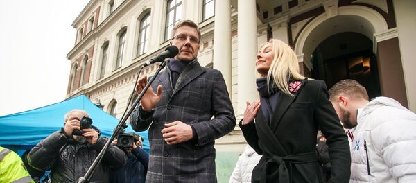 Мэр Риги Нил Ушаков выступает на митинге на Ратушной площади - Sputnik Латвия