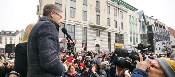 Мэр Риги Нил Ушаков выступает на митинге на Ратушной площади Мэр Риги Нил Ушаков выступает на митинге на Ратушной площади - Sputnik Latvija
