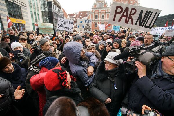 Согласие собрало около 10 тысяч человек на Ратушной площади Согласие собрало около 10 тысяч человек на Ратушной площади - Sputnik Латвия