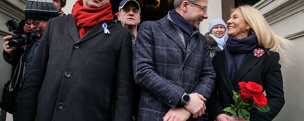 Мэр Риги Нил Ушаков во время митинга на Ратушной площади Мэр Риги Нил Ушаков во время митинга на Ратушной площади - Sputnik Латвия