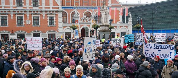 Митинг на Ратушной площади в поддержку мэра города Нила Ушакова Митинг на Ратушной площади в поддержку мэра города Нила Ушакова - Sputnik Latvija