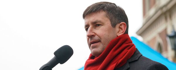 Вячеслав Домбровский на митинге на Ратушной площади в поддержку мэра города Нила Ушакова Вячеслав Домбровский на митинге на Ратушной площади в поддержку мэра города Нила Ушакова - Sputnik Latvija