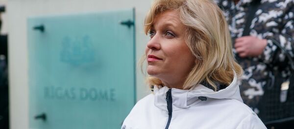 Регина Лочмеле-Лунева на митинге на Ратушной площади в поддержку мэра города Нила Ушакова - Sputnik Latvija