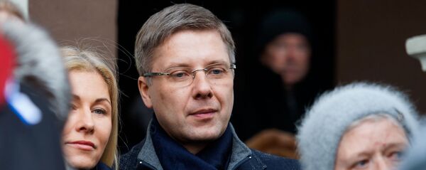 Мэр Риги Нил Ушаков с супругой Иветой Страутиней-Ушаковой во время митинга на Ратушной площади Мэр Риги Нил Ушаков с супругой Иветой Страутиней-Ушаковой во время митинга на Ратушной площади - Sputnik Latvija