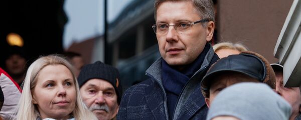 Мэр Риги Нил Ушаков во время митинга на Ратушной площади Мэр Риги Нил Ушаков во время митинга на Ратушной площади - Sputnik Latvija