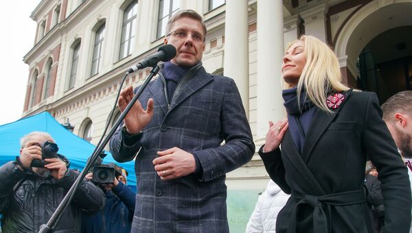 Мэр Риги Нил Ушаков с супругой Иветой Страутиней-Ушаковой во время митинга на Ратушной площади - Sputnik Latvija