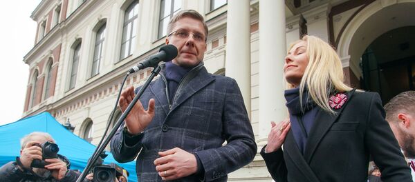 Мэр Риги Нил Ушаков с супругой Иветой Страутиней-Ушаковой во время митинга на Ратушной площади Мэр Риги Нил Ушаков с супругой Иветой Страутиней-Ушаковой во время митинга на Ратушной площади - Sputnik Latvija