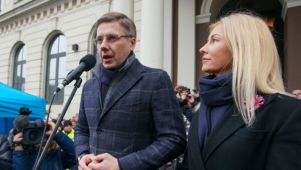 Мэр Риги Нил Ушаков с супругой Иветой Страутиней-Ушаковой во время митинга на Ратушной площади - Sputnik Латвия