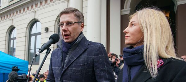 Мэр Риги Нил Ушаков с супругой Иветой Страутиней-Ушаковой во время митинга на Ратушной площади - Sputnik Латвия