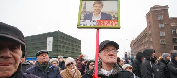 Митинг на Ратушной площади в поддержку мэра города Нила Ушакова Митинг на Ратушной площади в поддержку мэра города Нила Ушакова - Sputnik Latvija