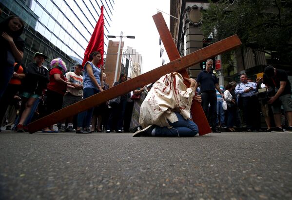 Актер Брендан Пол несет деревянный крест во время шествия в Страстную пятницу в Сиднее, Австралия - Sputnik Латвия