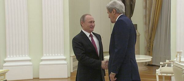 Наверное, деньги привезли – Путин пошутил о содержимом чемодана Джона Керри Наверное, деньги привезли – Путин пошутил о содержимом чемодана Джона Керри - Sputnik Латвия