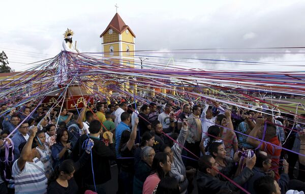 Католики несут статую Иисуса во время Страстной недели в Кот-де Картаго, Коста-Рика - Sputnik Латвия