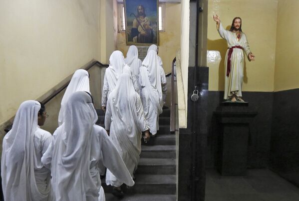 Католические монахини в церкви в Калькутте, Индия - Sputnik Латвия