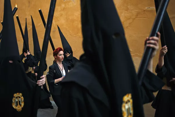 Члены братства Санта Крус среди кающихся грешников в Малаге, Испания Члены братства Санта Крус среди кающихся грешников в Малаге, Испания - Sputnik Latvija