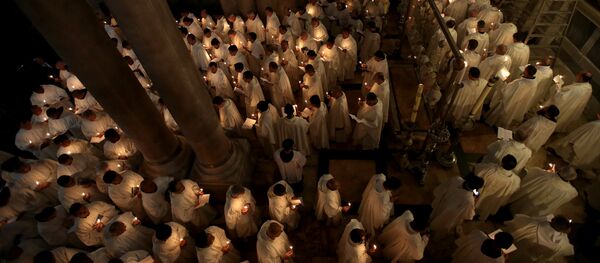 Римские католические священнослужители  в Великий четверг в церкви Гроба Господня в Старом Иерусалиме - Sputnik Латвия