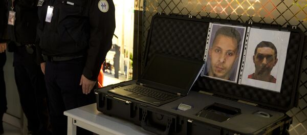 Сотрудники полиции с фотографией подозреваемых Абдеслама и Абрини - Sputnik Латвия