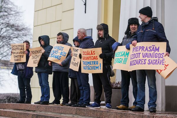 Рига без такси: с шашечками наголо - Sputnik Латвия