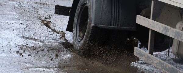 Грузовой автомобиль едет по разбитому дорожному покрытию Грузовой автомобиль едет по разбитому дорожному покрытию - Sputnik Latvija