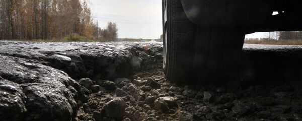 Разбитое дорожное покрытие Разбитое дорожное покрытие - Sputnik Латвия