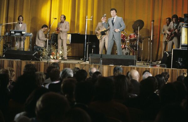 Опасные гастроли: артисты СССР вспоминают концерты в Афганистане Опасные гастроли: артисты СССР вспоминают концерты в Афганистане - Sputnik Латвия