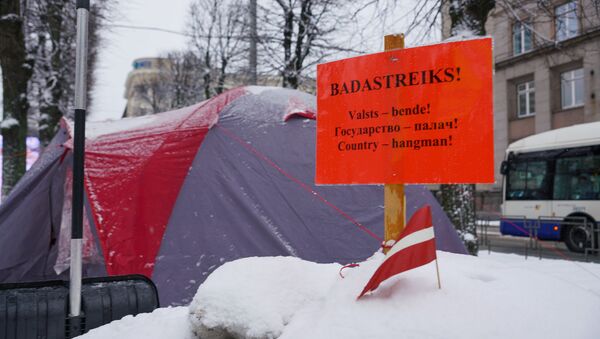 Айнарс Кадишс проводит голодовку у здания кабинета министров в Риге - Sputnik Латвия