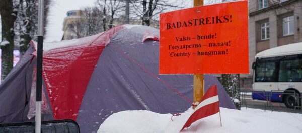 Айнарс Кадишс проводит голодовку у здания кабинета министров в Риге - Sputnik Латвия
