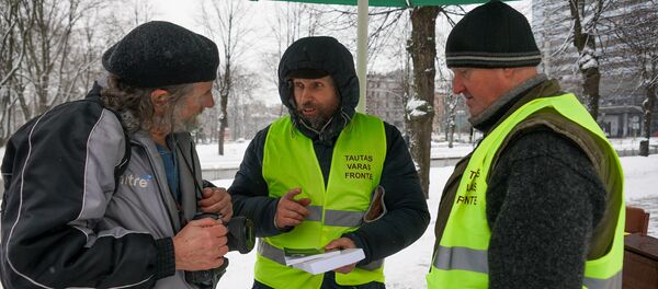 Айнарс Кадишс проводит голодовку у здания кабинета министров в Риге Айнарс Кадишс проводит голодовку у здания кабинета министров в Риге - Sputnik Latvija