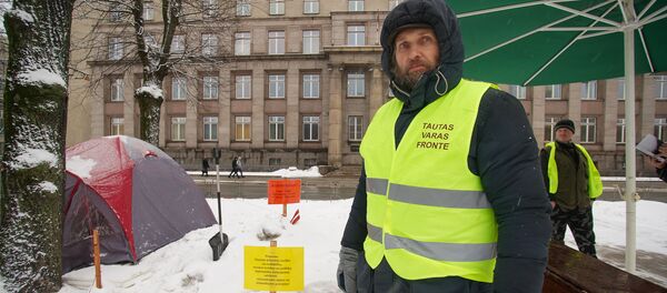 Айнарс Кадишс проводит голодовку у здания кабинета министров в Риге Айнарс Кадишс проводит голодовку у здания кабинета министров в Риге - Sputnik Latvija