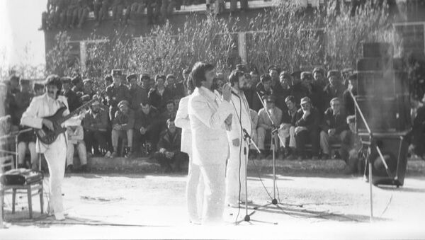 Сябры.  Концерт в Шинданде, провинция Герат, 1985 год - Sputnik Латвия